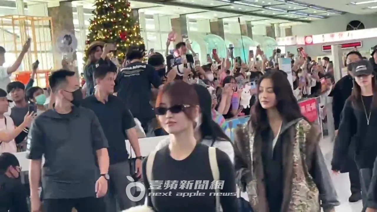 MOMO（左）被高雄的天氣溶化，已將在仁川時穿的大衣脫下。陳薇安攝