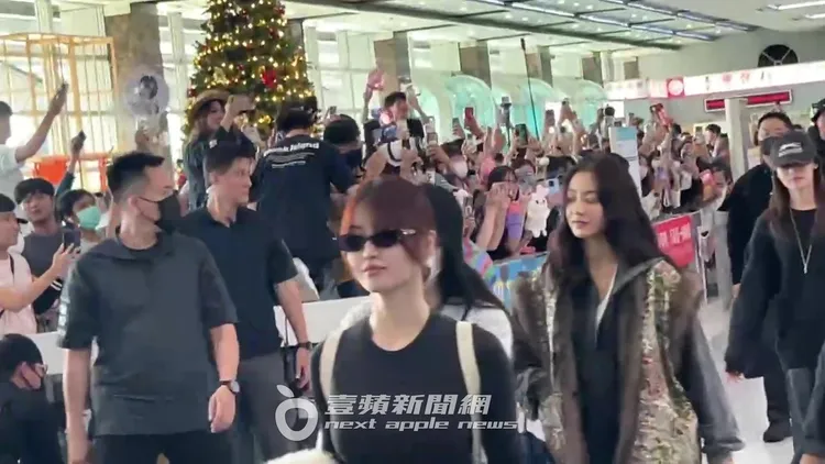 MOMO（左）被高雄的天氣溶化，已將在仁川時穿的大衣脫下。陳薇安攝