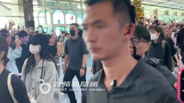 娜璉（左）戴上墨鏡，定延戴白色口罩。陳薇安攝