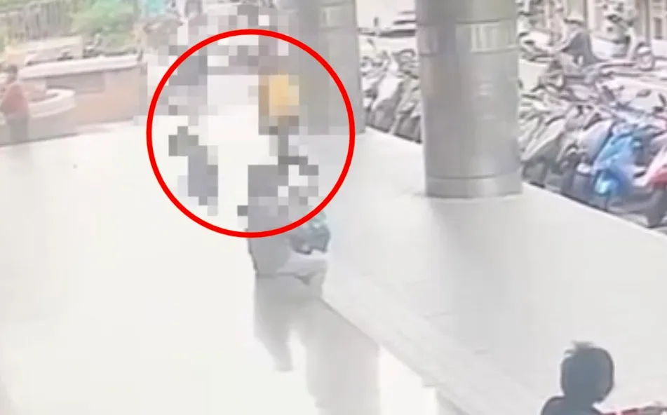 六旬夫妻跑到騎樓閃躲卻不慎跌倒，被追上來的顏嫌持鐵棒一陣毒打，路人看了也不敢上前幫忙。翻攝畫面