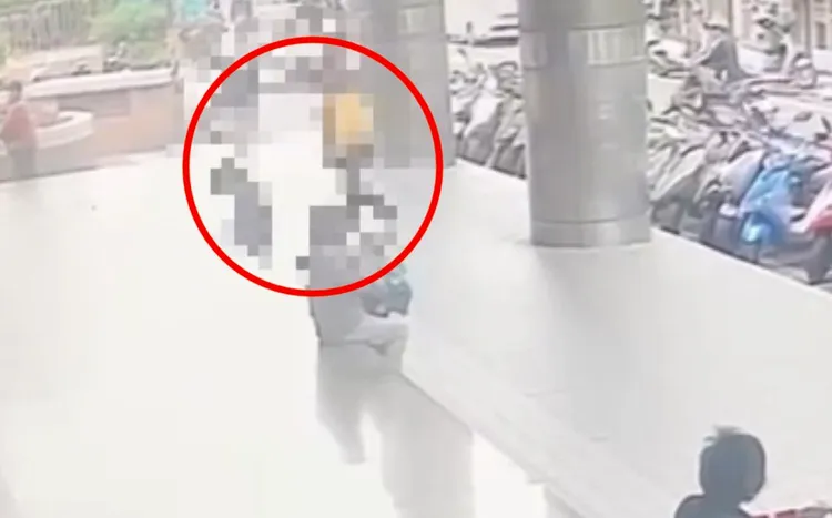 六旬夫妻跑到騎樓閃躲卻不慎跌倒，被追上來的顏嫌持鐵棒一陣毒打，路人看了也不敢上前幫忙。翻攝畫面