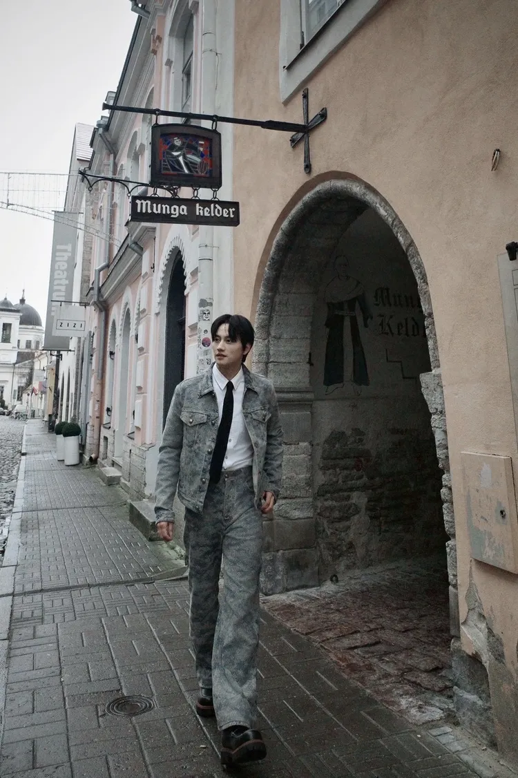 范少勳坦言塔林的建築物風格讓他感覺很像在童話故事裡面。冬候鳥電影、文策院提供