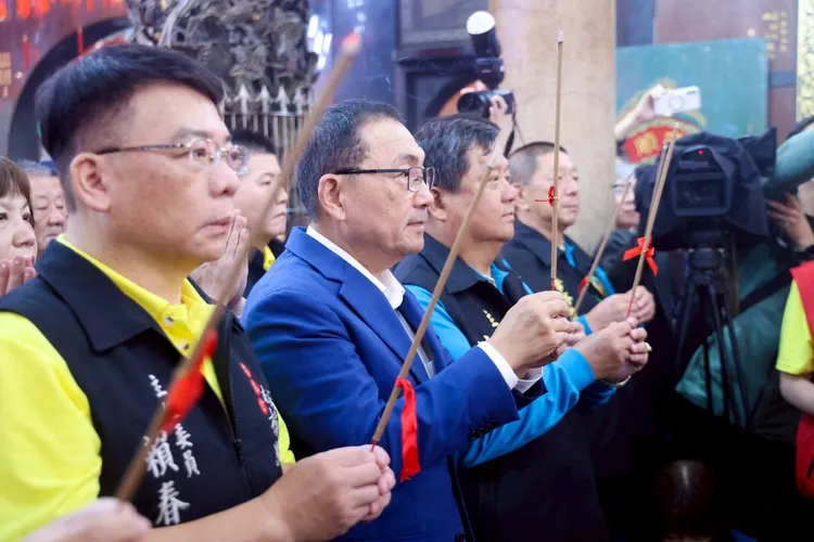 侯友宜參拜祈福，表示雖然天空飄起毛毛雨，但相信能夠遇雨則發、越來越旺，感謝白沙屯媽祖今天來到新北市、來到板橋。市府提供