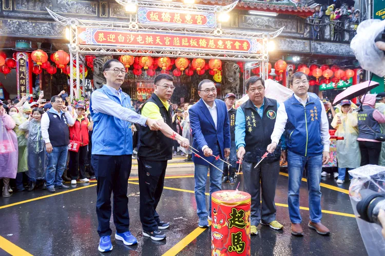 侯友宜前往板橋慈惠宮參與2025文化交流慶典「慈惠宮、拱天宮 百年會香」祈福踩街活動，為白沙屯媽祖「贊境祈安賜福」活動最後一天參拜祈福，並點燃起馬炮。市府提供