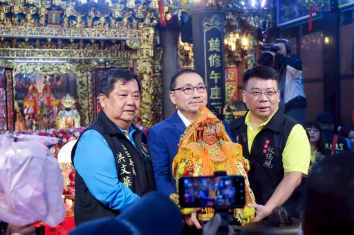 白沙屯妈祖遶境新北Day3　信徒热情包围！侯友宜移驾、点起马炮喊遇雨越发旺