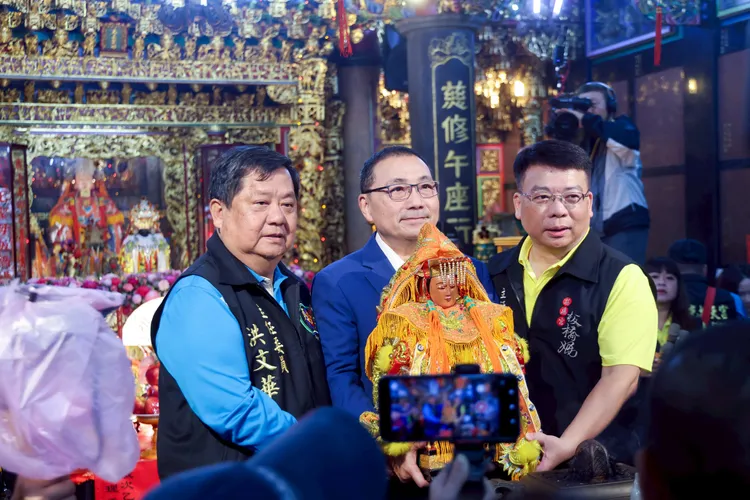 白沙屯妈祖在新北市土城、板桥举行祈安赐福赞境，新北市长侯友宜、立委苏巧慧、张宏陆、叶元之今天也到板桥慈惠宫参与起驾仪式。市府提供