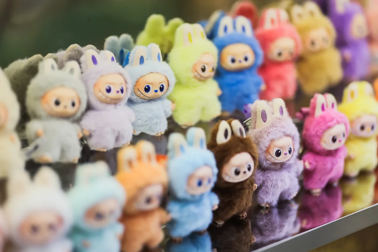 THE MONSTERS十周年巡展,不仅是对十年创作的回顾,更是献给所有怀抱童心的艺术爱好者的一份礼物。THE MONSTERS提供