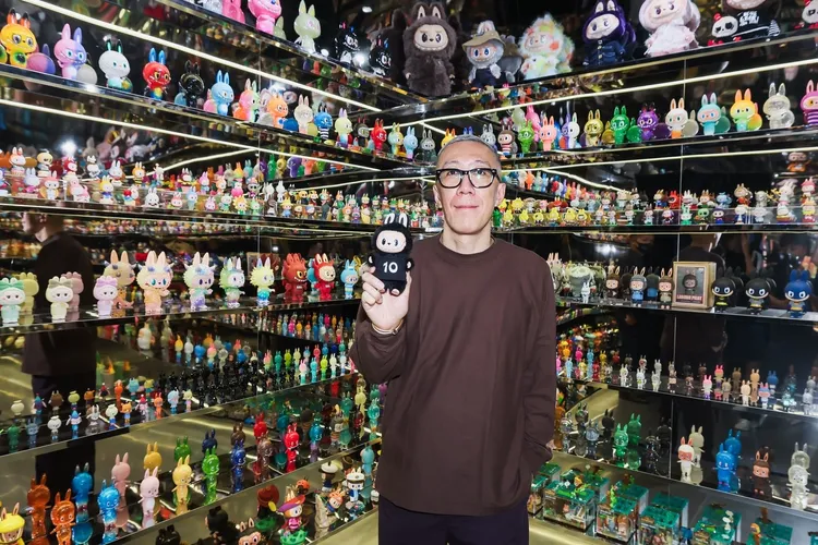 展區更特別以鏡面構築「鏡房」空間，展示2015年至今的THE MONSTERS手辦珍藏。THE MONSTERS提供