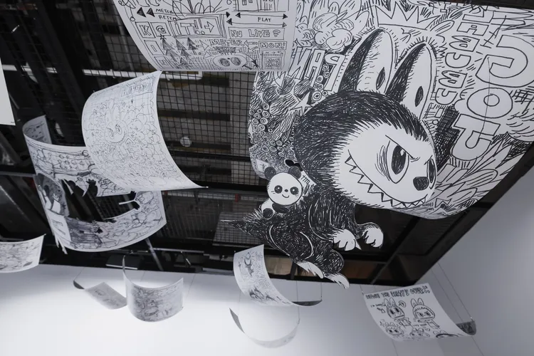 步入「藝術迴廊」展區，觀眾便能細細品味藝術家龍家昇的繪畫原作，感受筆觸之下的溫度與奇思。THE MONSTERS提供