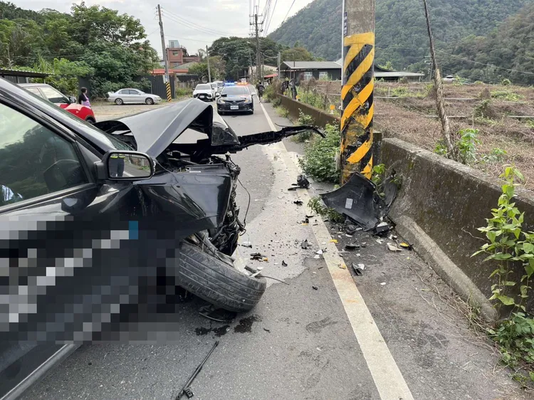 埔基醫院公務車下鄉衛教返程途中發生自撞電桿事故，造成4人受傷，其中1名訓練醫師頸椎骨折。民眾提供