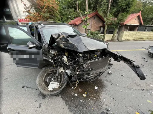 南投埔基医院卫教车自撞电线杆　牧师、医师4伤！1人颈椎骨折