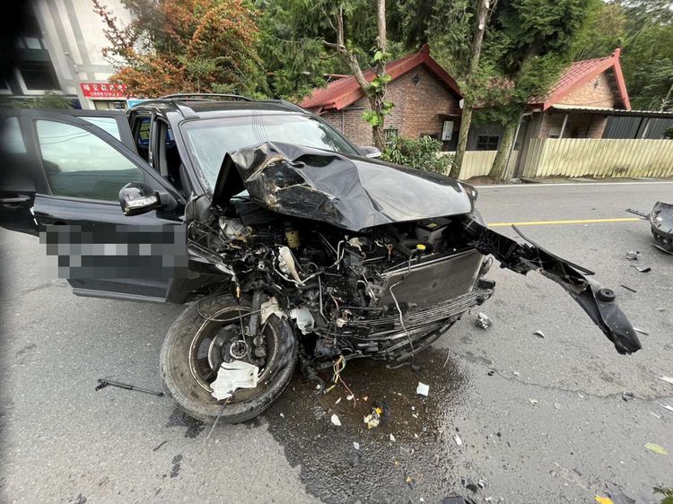 南投埔基醫院衛教車自撞電桿　牧師、醫師4傷！1人頸椎骨折