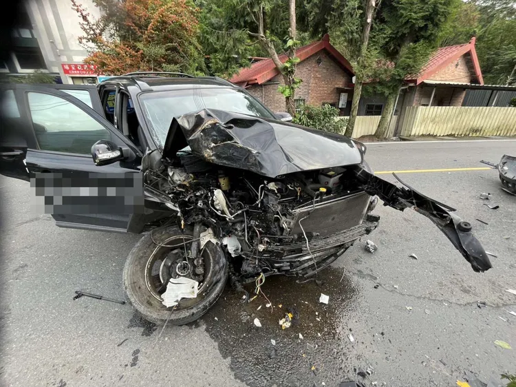 南投埔基医院公务车自撞电线杆，造成车内牧师、医师及训练医师共4人受伤送医。民众提供