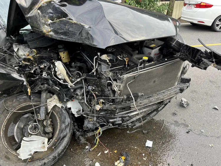 埔基醫院公務車自撞電桿，車頭受損嚴重。民眾提供