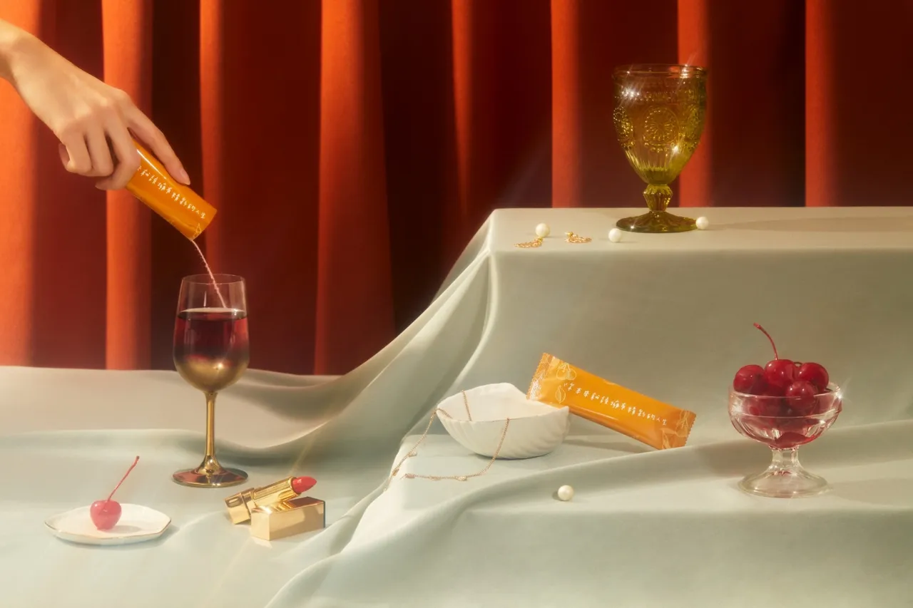 电波澎澎弹力蛋白粉一天一包的轻巧设计，可加入温水、气泡饮或晨间饮品。品牌提供
