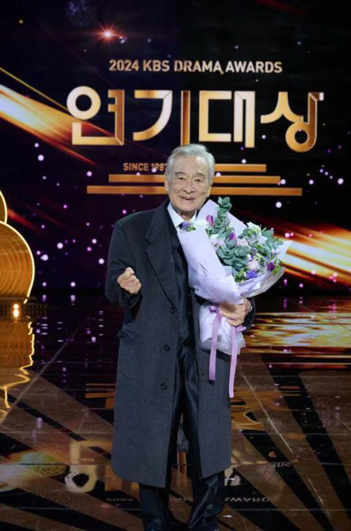 李順載去年底出席「2024 KBS演技大賞」，是生前最後公開現身。翻攝朝鮮日報