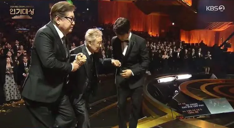 李順載去年底獲頒KBS年度大獎，在眾人攙扶下上台領獎。翻攝KBS