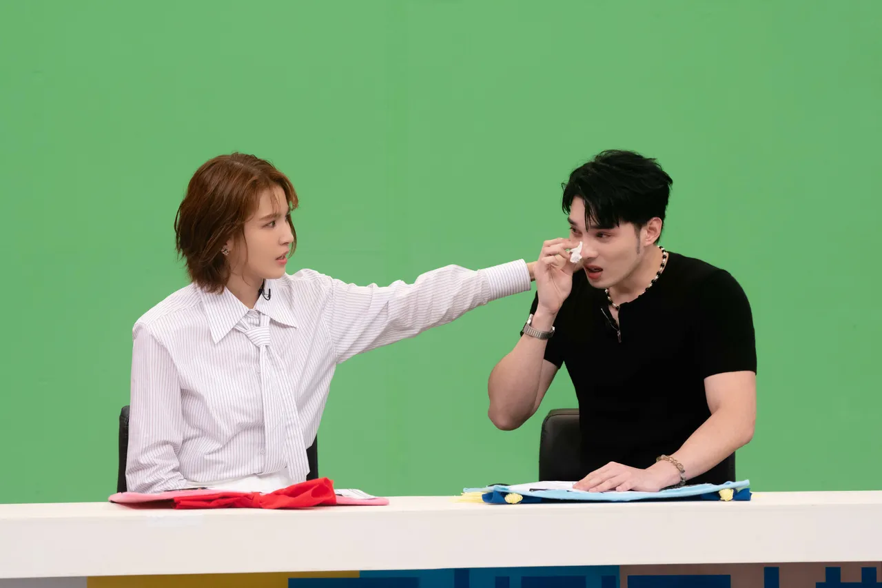 黄伟晋（右）忆起癌逝母亲忍不住落泪。华研国际提供