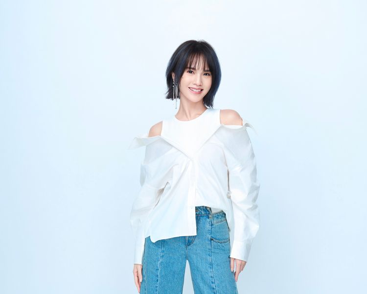 楊丞琳大病初癒首亮相 宣布下月返台與「家人再聚」慶出道25周年