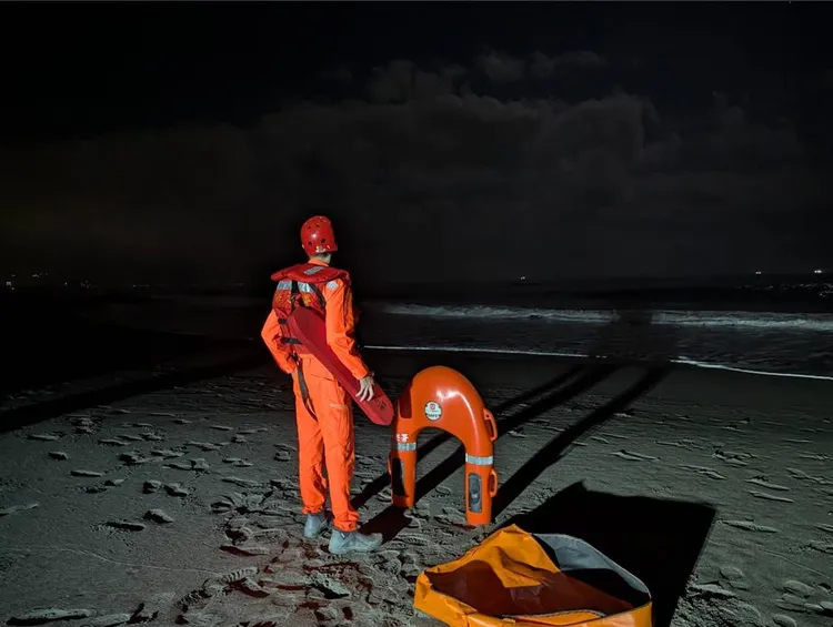 海巡、警消获报后立刻派员赶往现场搜救。翻摄照片