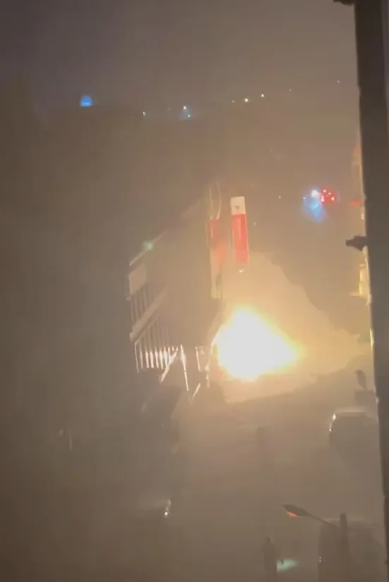 民众目睹变电箱爆炸，火光闪烁后整条街道瞬间陷入黑暗。翻摄Threads @night._.11.5