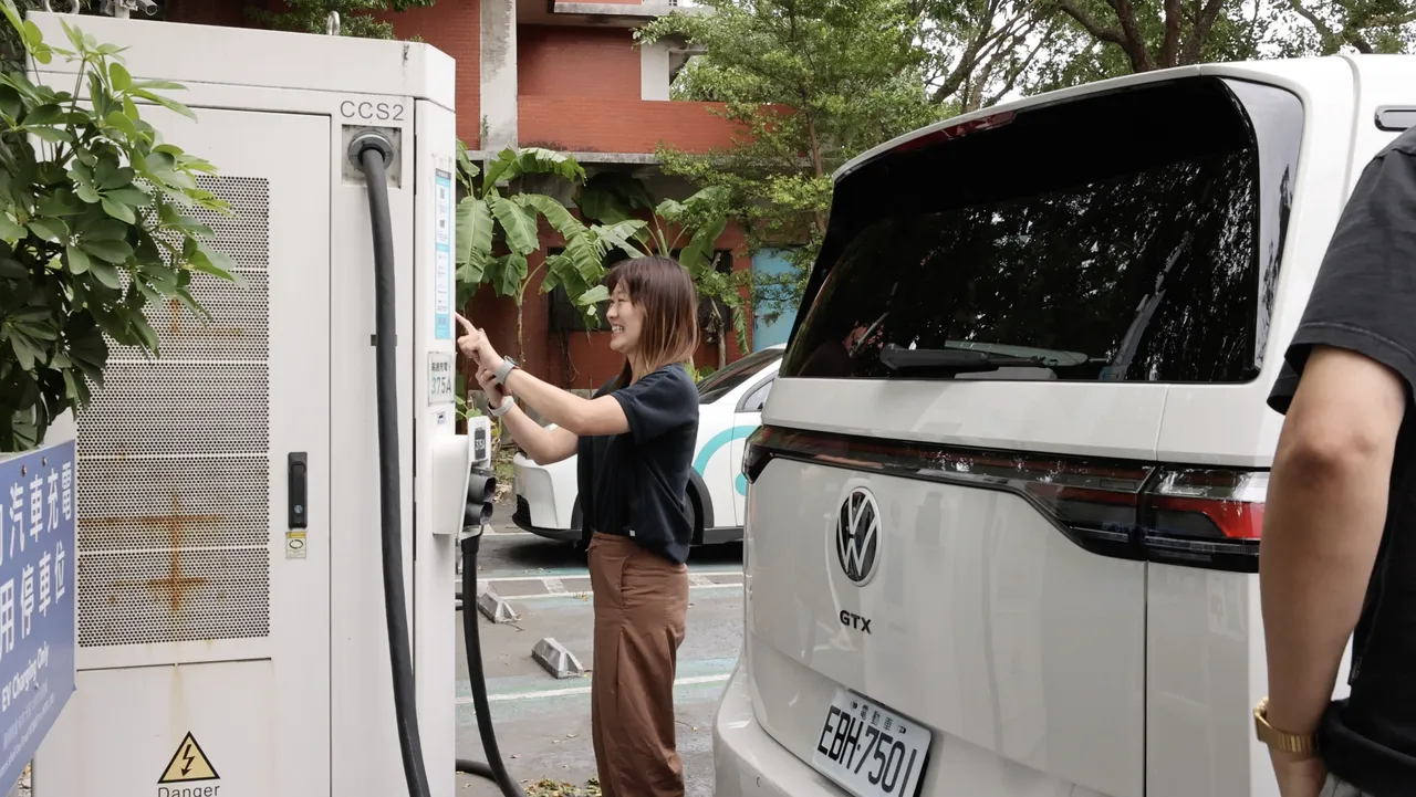 此次EVOASIS媒体行程主要聚焦于实际使用，包括长途移动时的补能安排、尖峰时段快充速度表现，以及新能源车在充电等待过程的休息体验等。EVOASIS提供