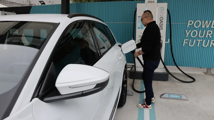 EVOASIS副董事長鄭旭捷表示，若公共充電覆蓋密度足夠、設備可靠度提升，才有機會推動電動車變成市場主流選項之一。EVOASIS提供