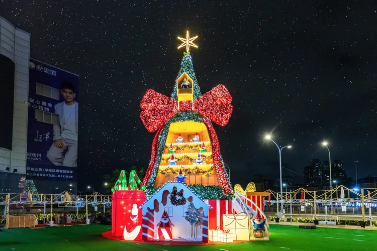 捷運環狀線板橋站南廣場「耶誕精靈馬戲派對」華麗的動態燈光與裝置變化完美結合。翻攝畫面