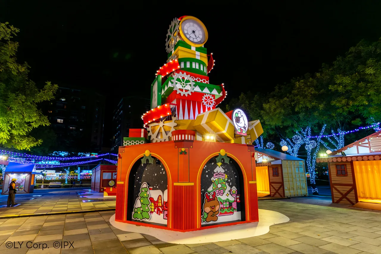 「魔幻时钟塔」矗立在站前广场中间，成为最吸睛的焦点装置。翻摄画面