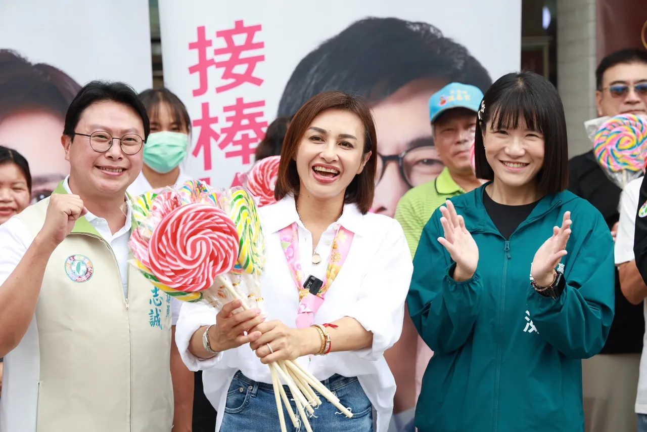 議員鄭孟洳稱陳其邁被稱為「陳三歲」，今天送上棒棒糖，希望邱議瑩委員也能傳承接棒。翻攝畫面