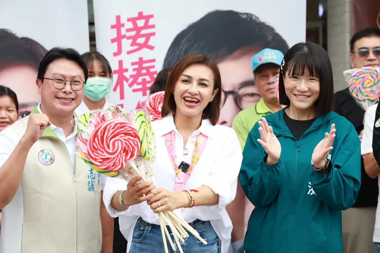 議員鄭孟洳稱陳其邁被稱為「陳三歲」，今天送上棒棒糖，希望邱議瑩委員也能傳承接棒。翻攝畫面