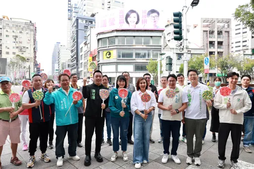 最像陳其邁的參選人！邱議瑩攜手陳其邁子弟兵　換新看板宣告接棒拚高雄