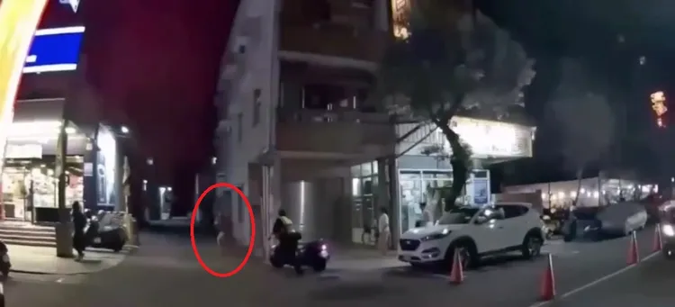 楊姓移工趁員警不注意時落跑。民眾提供