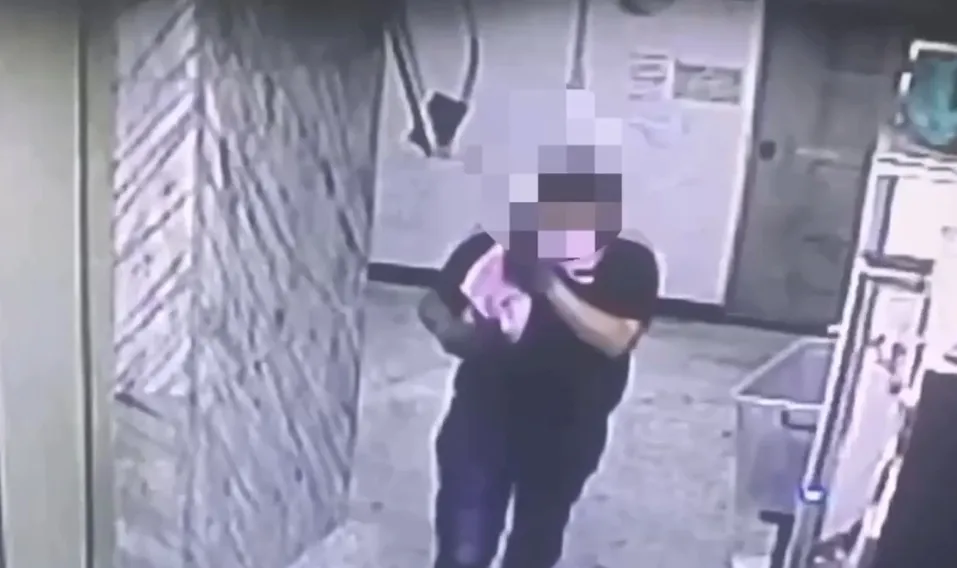 黄男有窃盗前科。翻摄画面