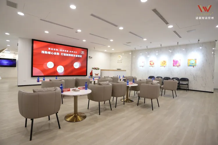 遠東銀行執行副總經理林建忠表示，不排除研議成立金融控股公司的可能性。圖為遠東商銀忠孝分行重新改裝開幕。遠銀提供