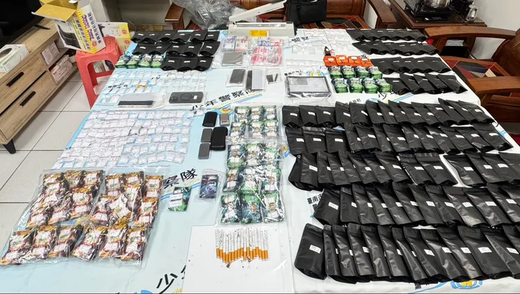 南市少年队侦办毒品溯源案，循线逮到吴男、曾男、赖男等人组成的犯罪团伙，起出市值超过百万元的恺他命、咖啡包、彩虹烟等3级毒品。翻摄照片