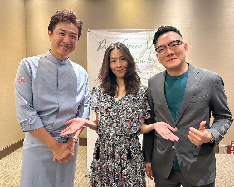田定丰（右起）、林辰唏和陈鸿今为《绿．蔬食评鉴指南》揭晓得奖名单。唱戏世界娱乐提供