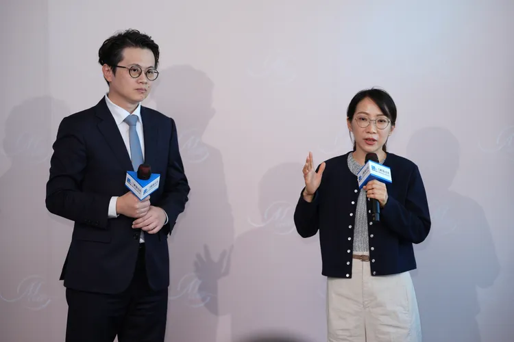 整形外科醫師曾德朋（左）、皮膚科醫師陳心瑜（右）說明M Cell相關療程。彭欣偉攝