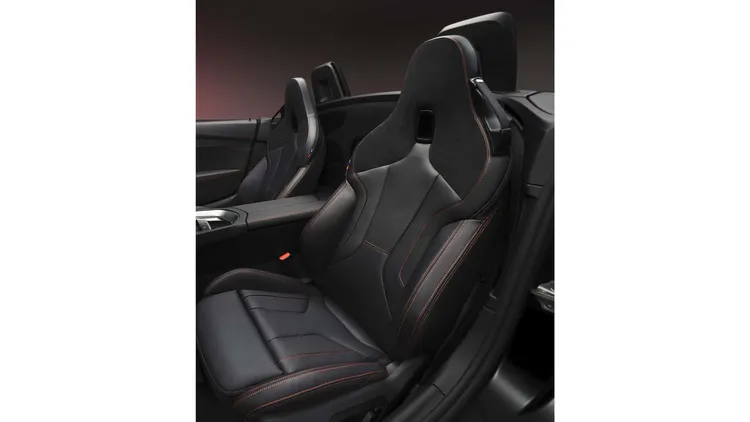 內裝則加入專屬識別元素，座椅使用Vernasca皮革搭配麂皮材質。原廠照片