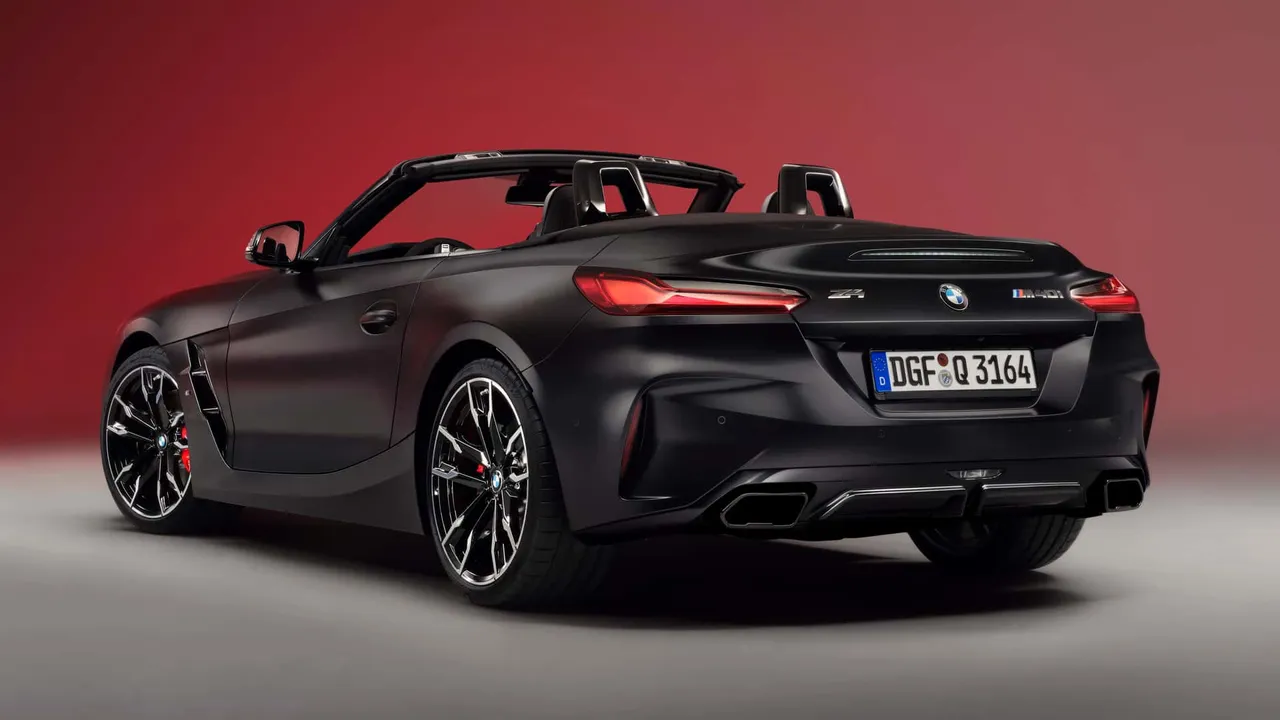 Z4 Final Edition采用BMW Individual Frozen Black消光车色，水箱罩、外观饰条与排气尾饰管均采黑化设计。原厂照片