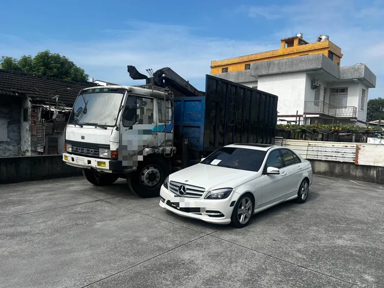 檢方查扣查扣重型曳引車1台、賓士轎車1台。橋檢提供