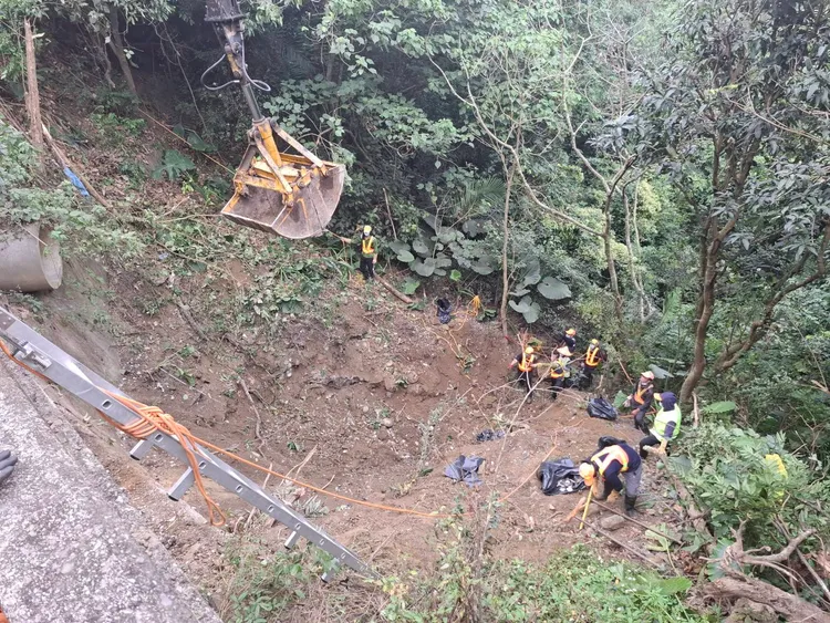 田寮山坡近日遭惡意棄置垃圾。翻攝畫面