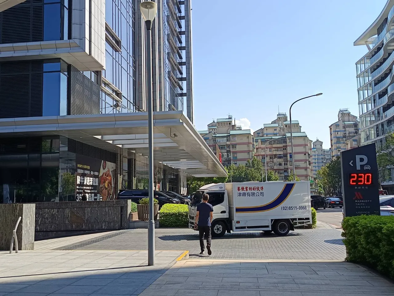 记者也观察到，台北万豪酒店旁的地下停车场出入口，因没有保全在场，有小货车驶入地下停车场时，根本没在注意行人。许丽珍摄