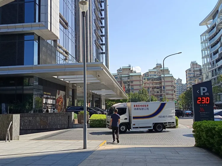 記者也觀察到，台北萬豪酒店旁的地下停車場出入口，因沒有保全在場，有小貨車駛入地下停車場時，根本沒在注意行人。許麗珍攝