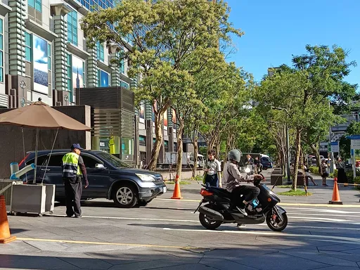 独家｜礼让行人大漏洞！保全「挡行人礼让车」 北市东区商场商办101大楼违法最严重