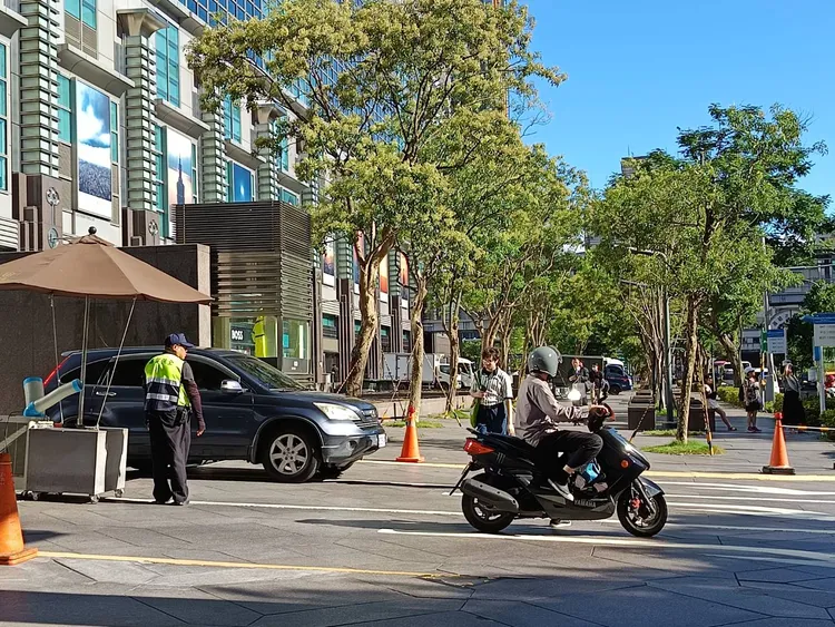 有民众反映，下午走路行经101大楼市府路侧，保全要嘛拦下民众让地下停车场出来的汽车优先通过，要嘛不拦车放任车子直接驶出来。许丽珍摄