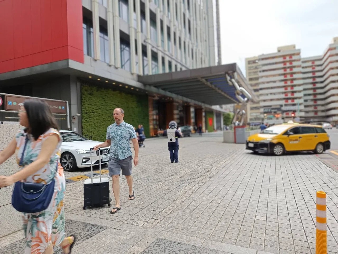 台北市信义区商场因观光客及行人众多，虽有保全指挥，但一边是地下停车场出口，一边又要留意计程车驶入，因动线混乱保全必须左顾右盼。许丽珍摄