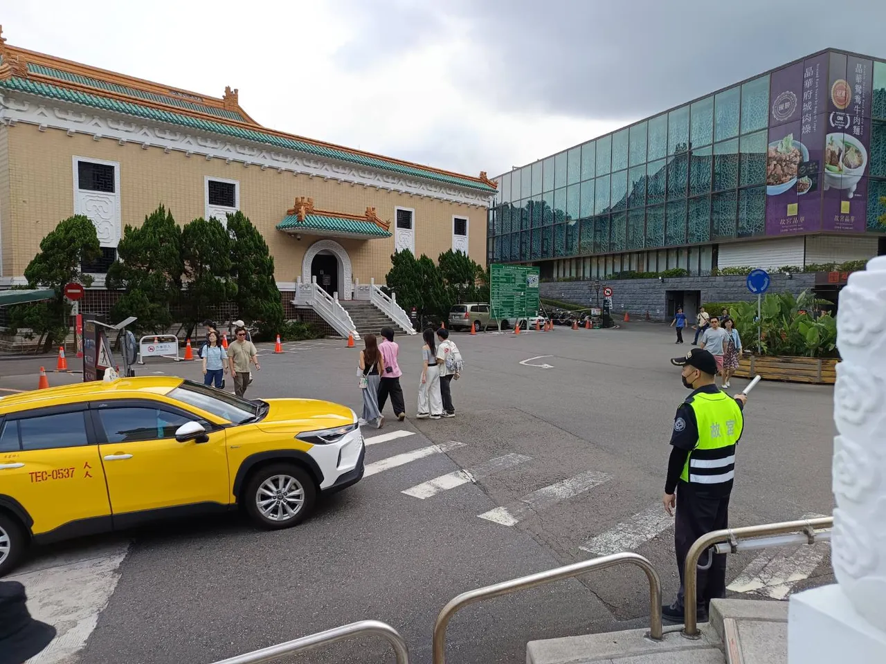 观光客众多的故宫，虽有保全人员在现场指挥，但也常看到保全拦下行人，让计程车先通过。许丽珍摄