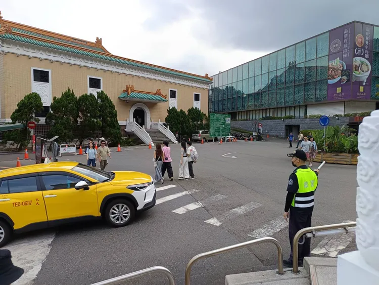 觀光客眾多的故宮，雖有保全人員在現場指揮，但也常看到保全攔下行人，讓計程車先通過。許麗珍攝