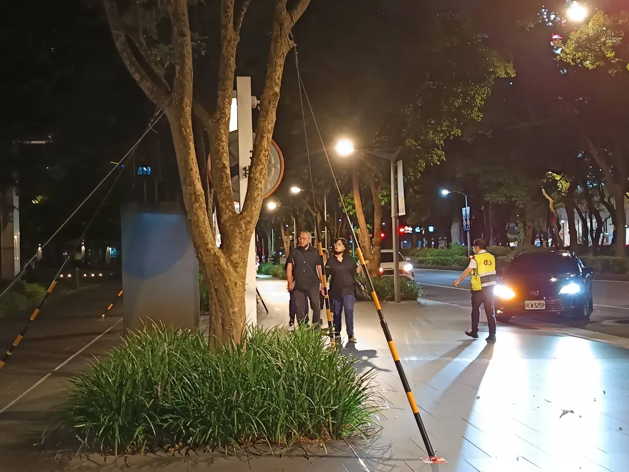 有民众反映到小巨蛋看演唱会，从敦化北路走到南京东路时，行经敦化北路的凯基金控大楼前，保全直接站在靠近马路的人行道上指挥。许丽珍摄